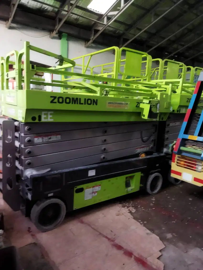 Boomlift - Scissor lift ZOomlion 14 Meter di kawasan industri Terboyo