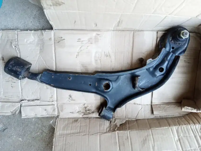 Lower arm Nissan Infiniti I30 Cefiro A32 bagian kiri (L)