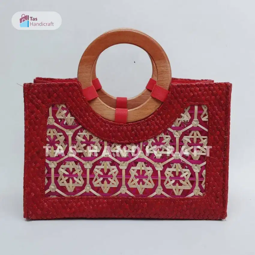 Tas Anyaman Pandan Handle Kayu Warna Merah