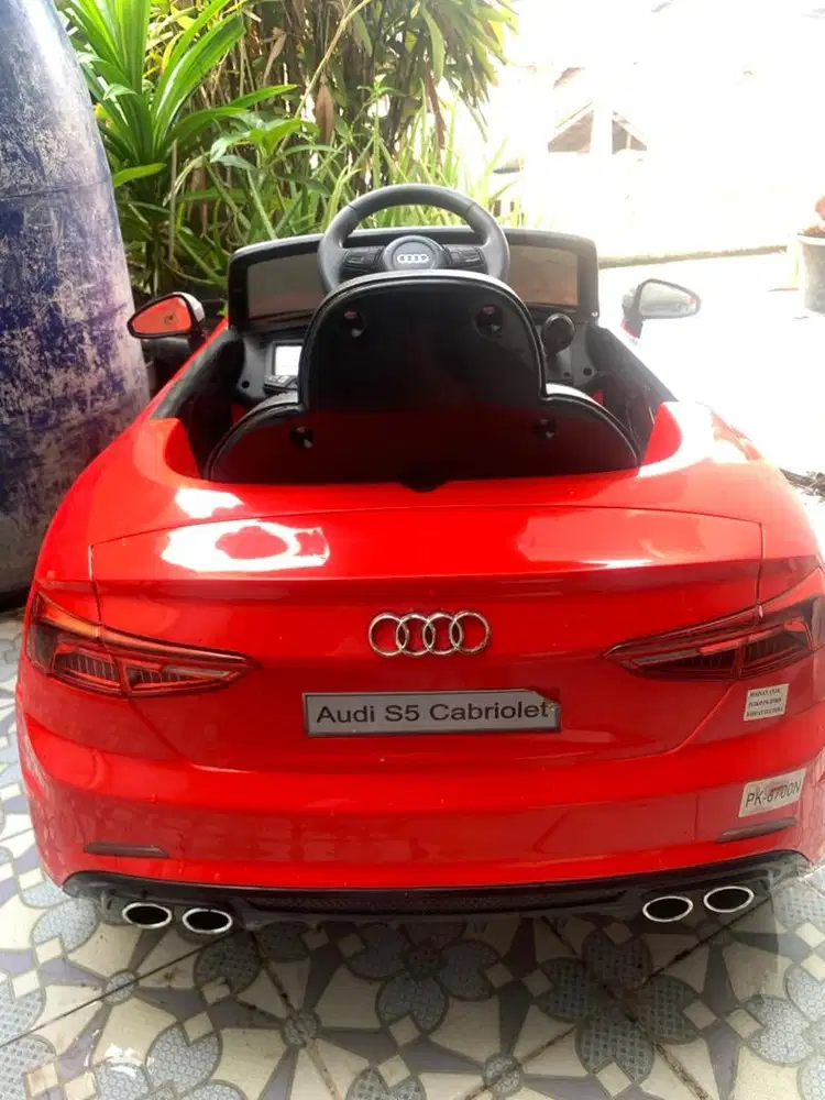 Mobil aki merek pliko AUDI