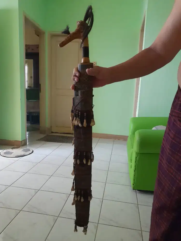 Mandau antik dari Kalimantan