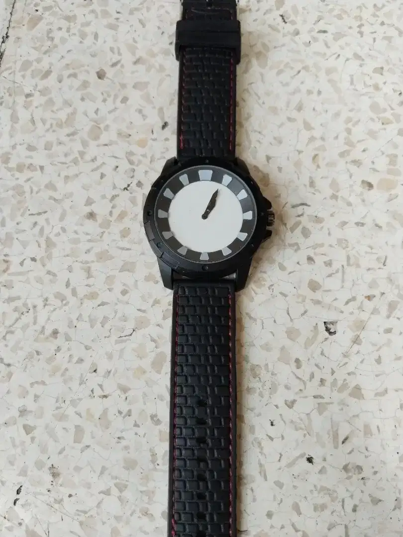 Jam tangan hitam