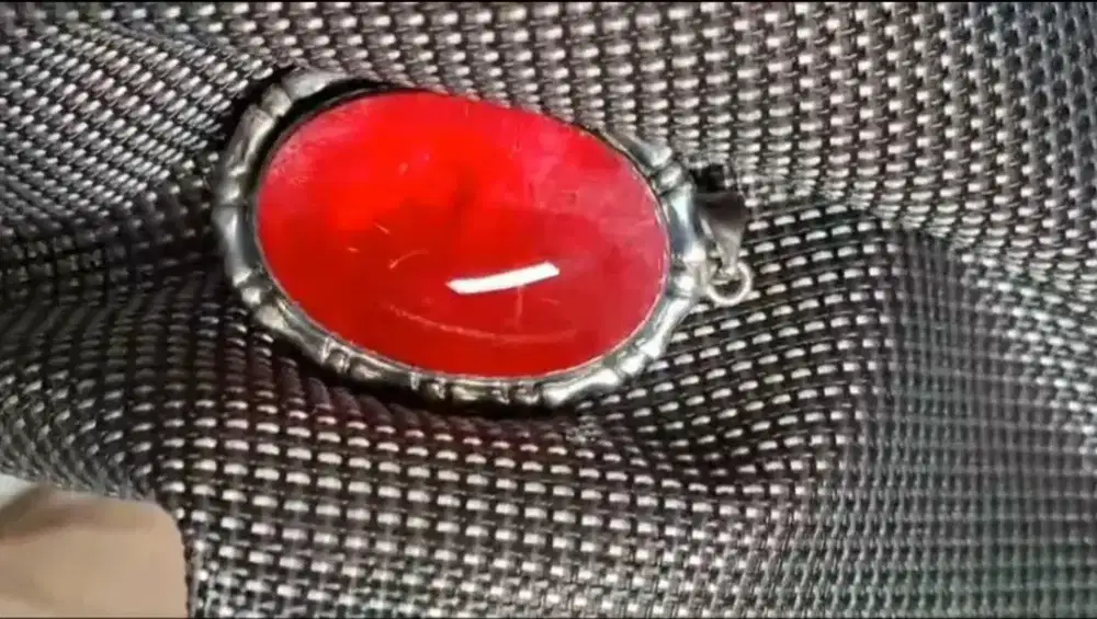 LIONTIN SERAT CENDANA MERAH