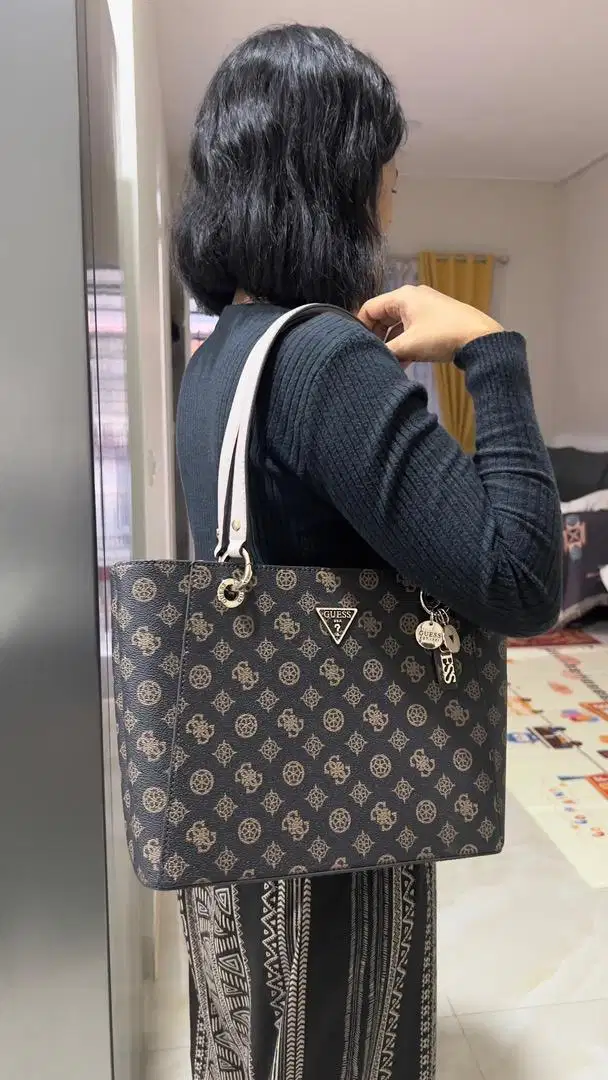 Jual tas guess like new gak pernah dipakai
