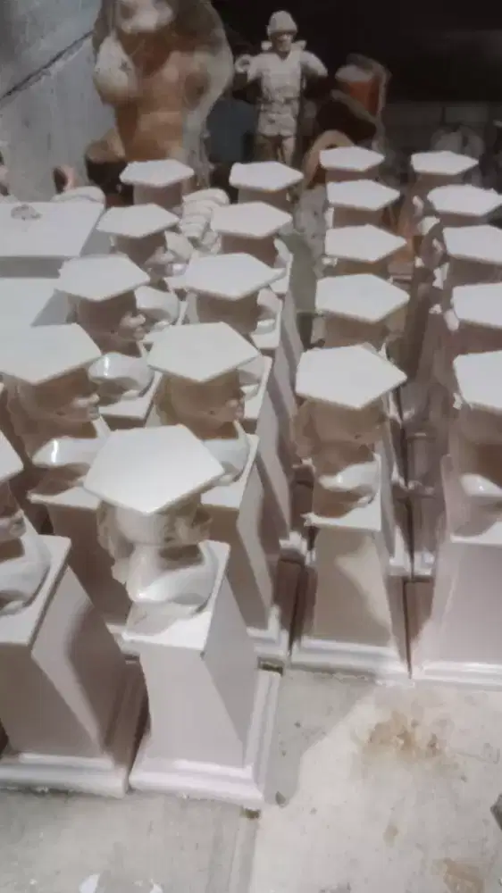 patung wisuda sarjana