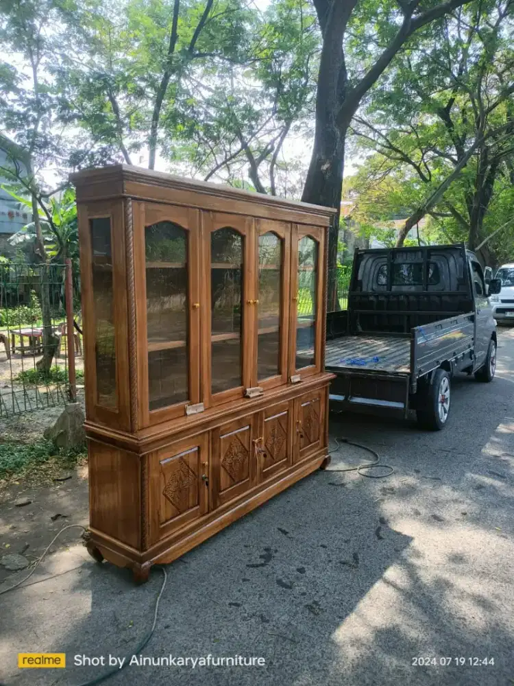 Lemari hias pajangan jati