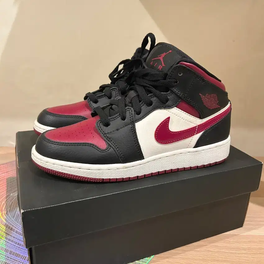 Air Jordan 1 Mid Toe (GS) Size 38