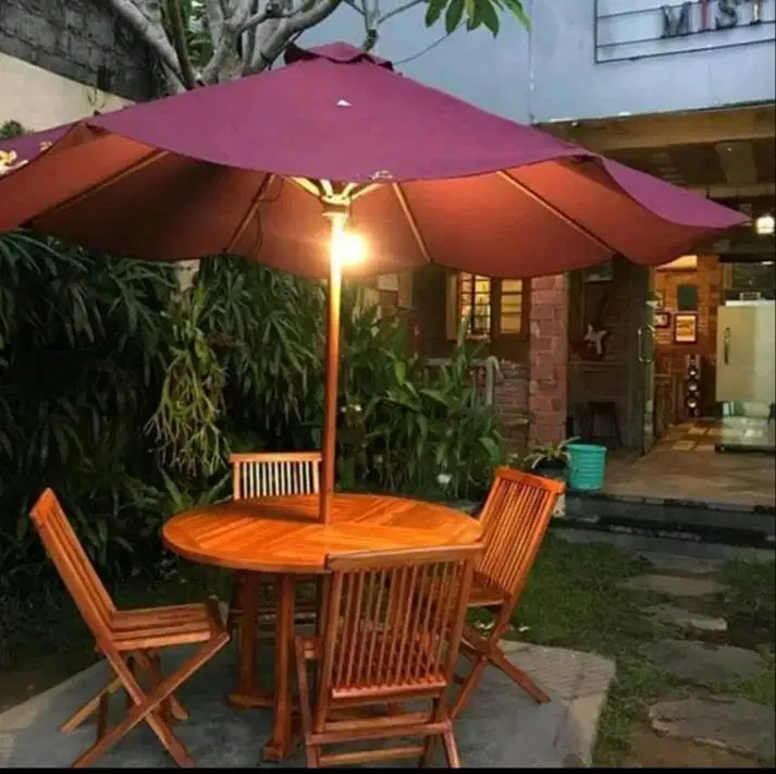 Kursi Set Meja Payung  Depan Resto