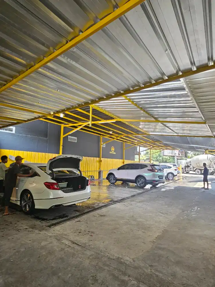 Tukang cuci mobil di carwash bsd city