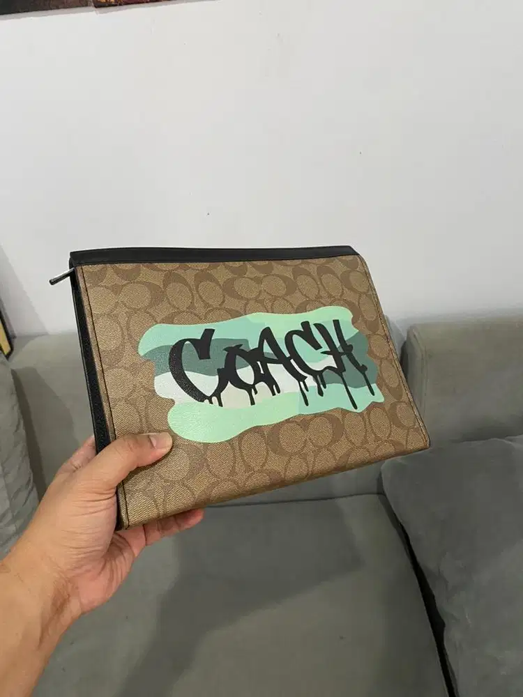 Clutch coach / handbag coach