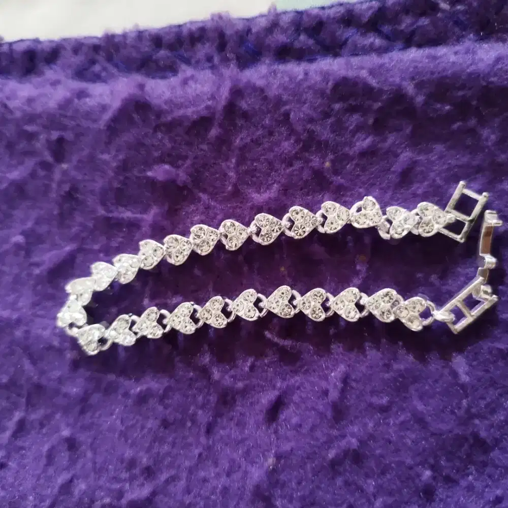 Gelang Permata Berkilau