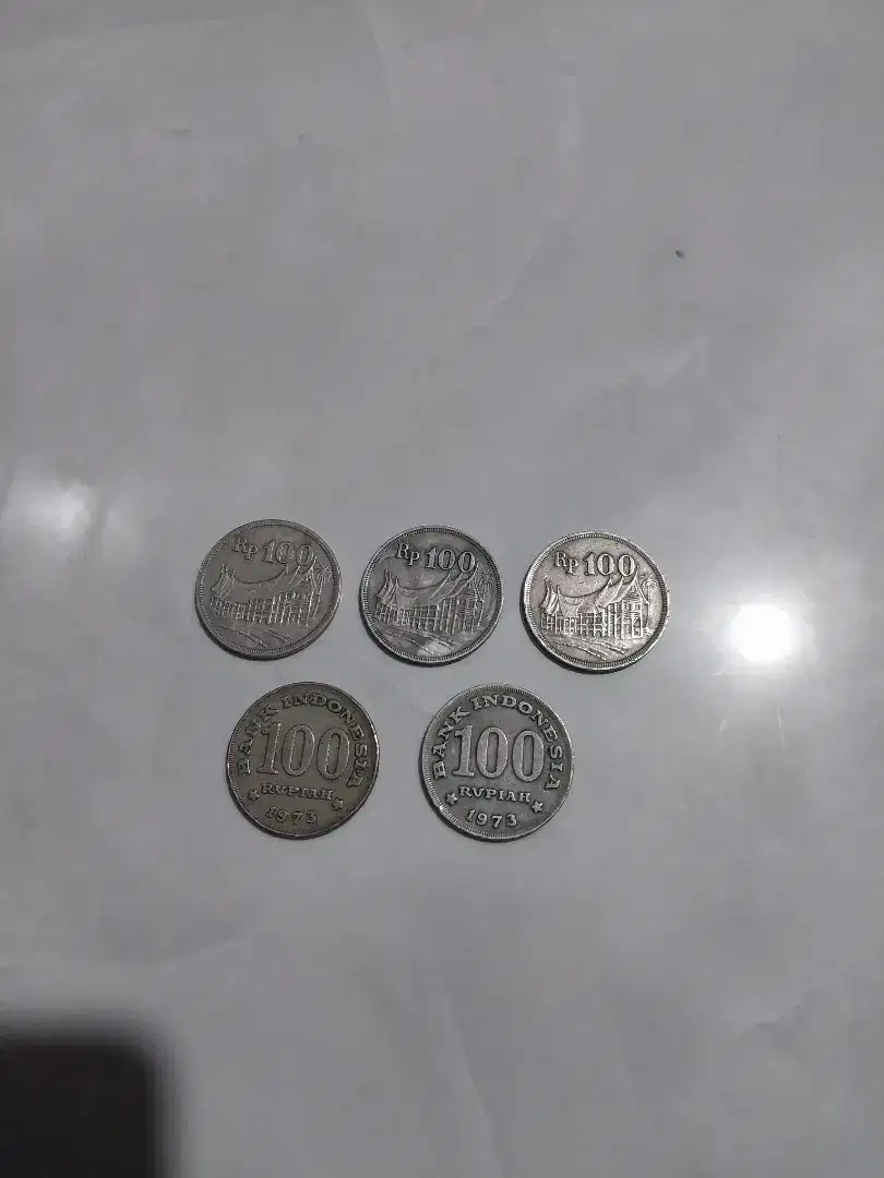 Uang koin 100 rupiah