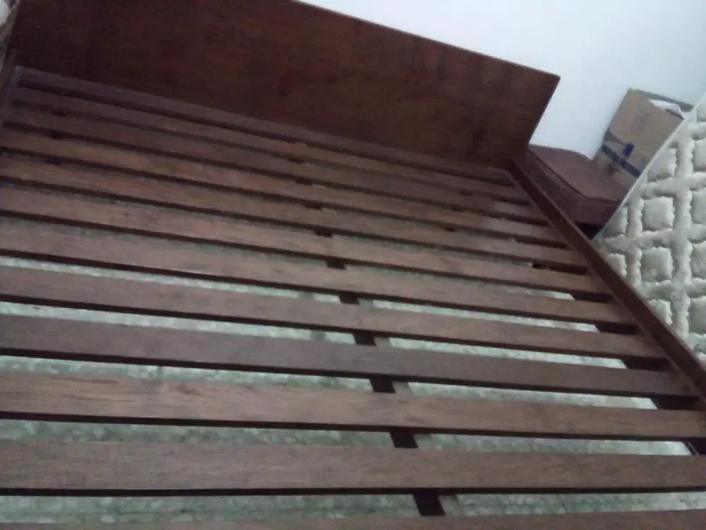 Tempat tidur kayu jati