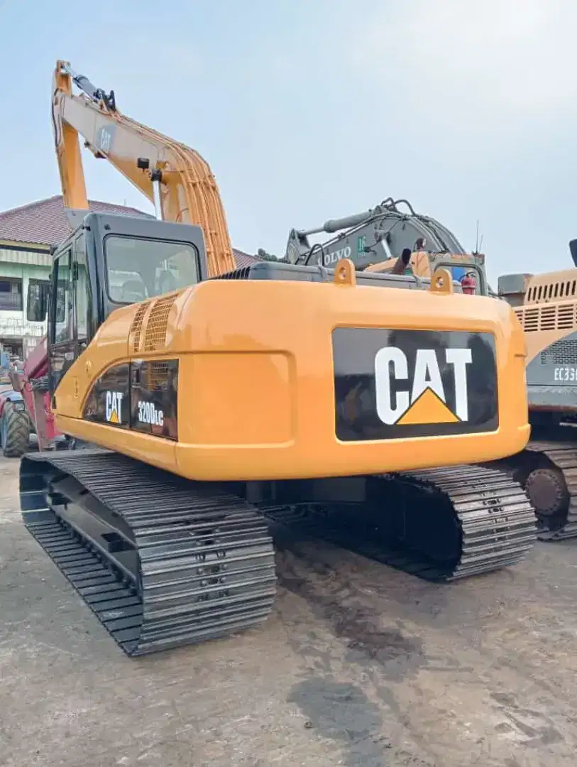 JUAL EXCAVATOR LONGARM 2012 ALAT BERAT CATERPILLAR 32OD