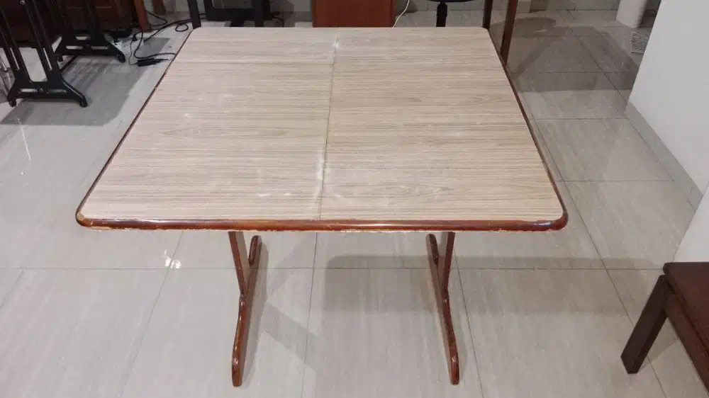 Meja makan ukuran 90x90