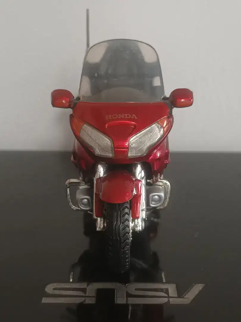 Miniatur Motor Honda Gold Wing 2004 Made In China