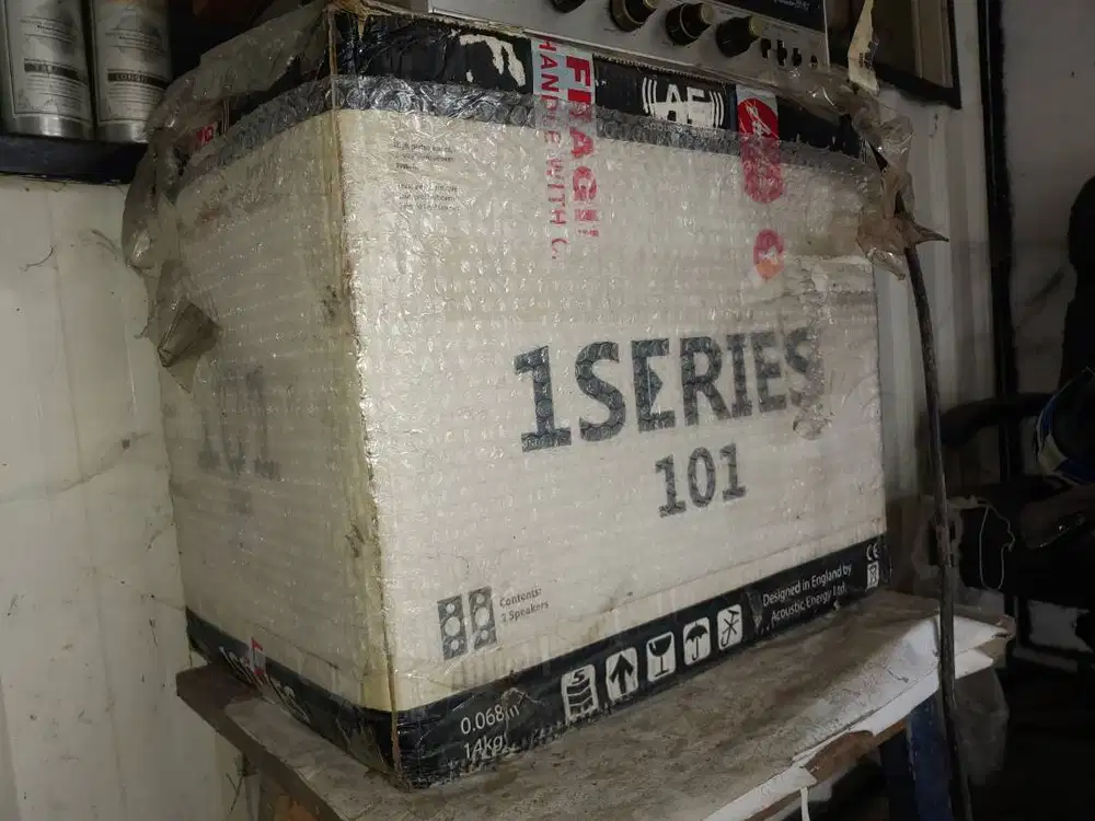 SALE!! Speaker Acoustic Energy 101 bookself