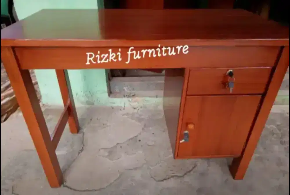 Meja tulis serbaguna