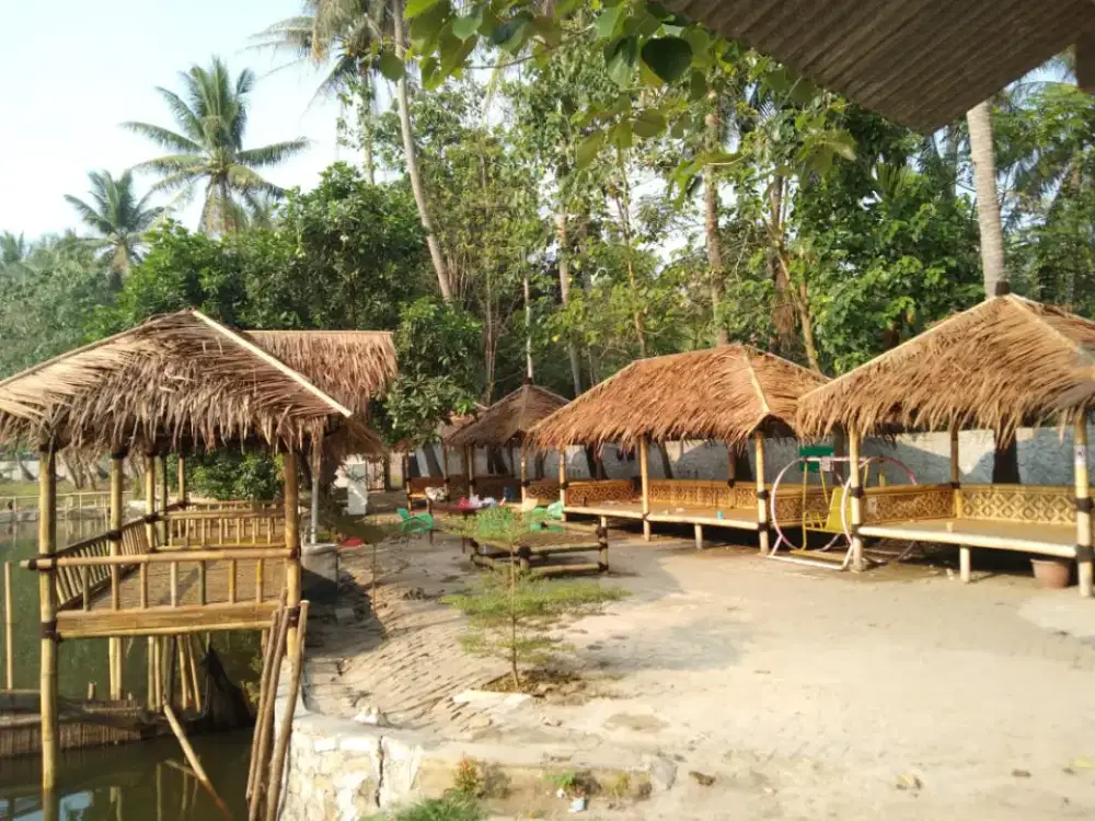 Saung bambu lesehan