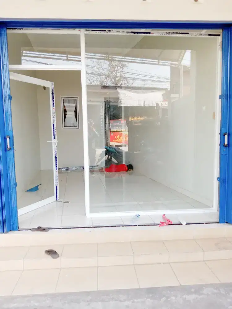 Terpasang Kusen Aluminium Pintu Kaca