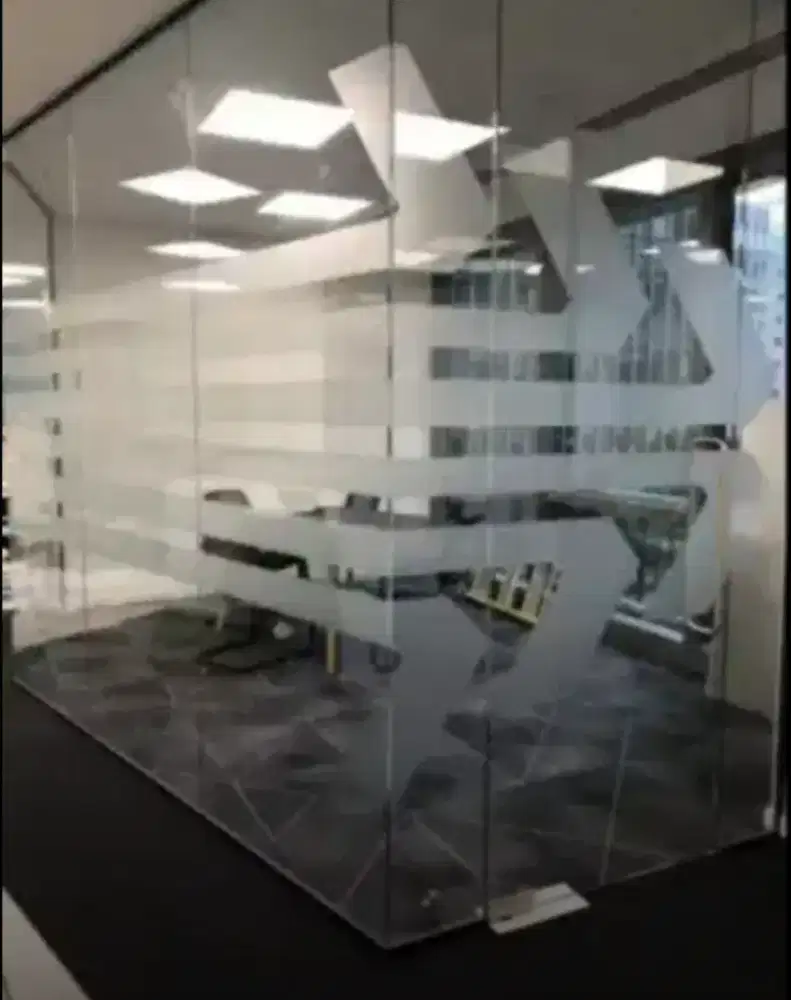 Berikan yang terbaik tampilan kaca kantor dg stiker sanblas kaca film