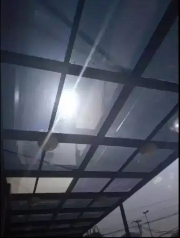 Stiker sandblast dan kaca film lindungi kantor bagian luar