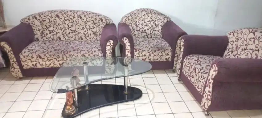 Sofa ruang tamu meja kaca