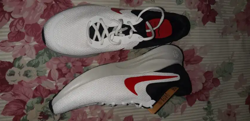 Sepatu Nike ukuran 42 ½