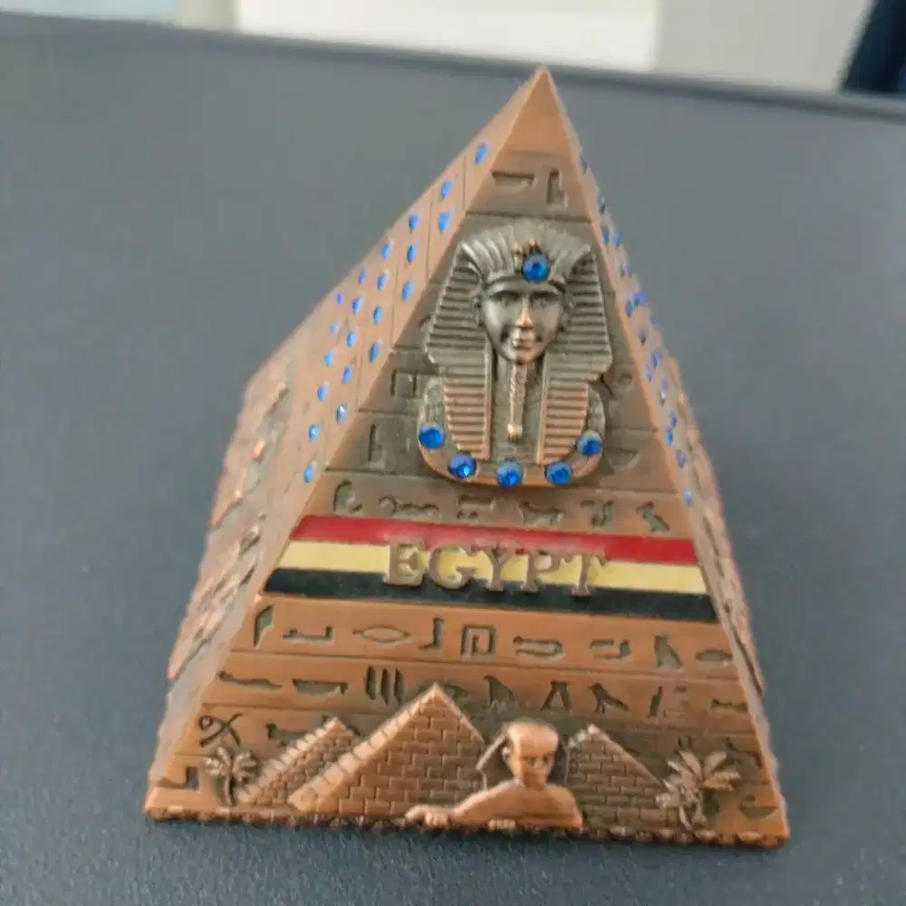 Pajangan souvenir Mesir piramida