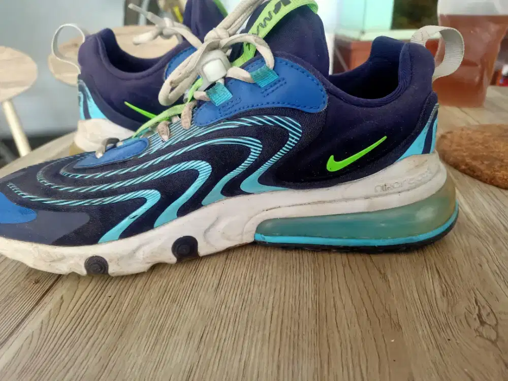 Sepatu Nike Air Max 270 React