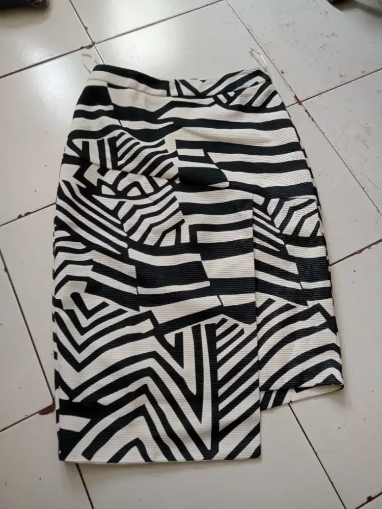 Rok wanita hitam putih