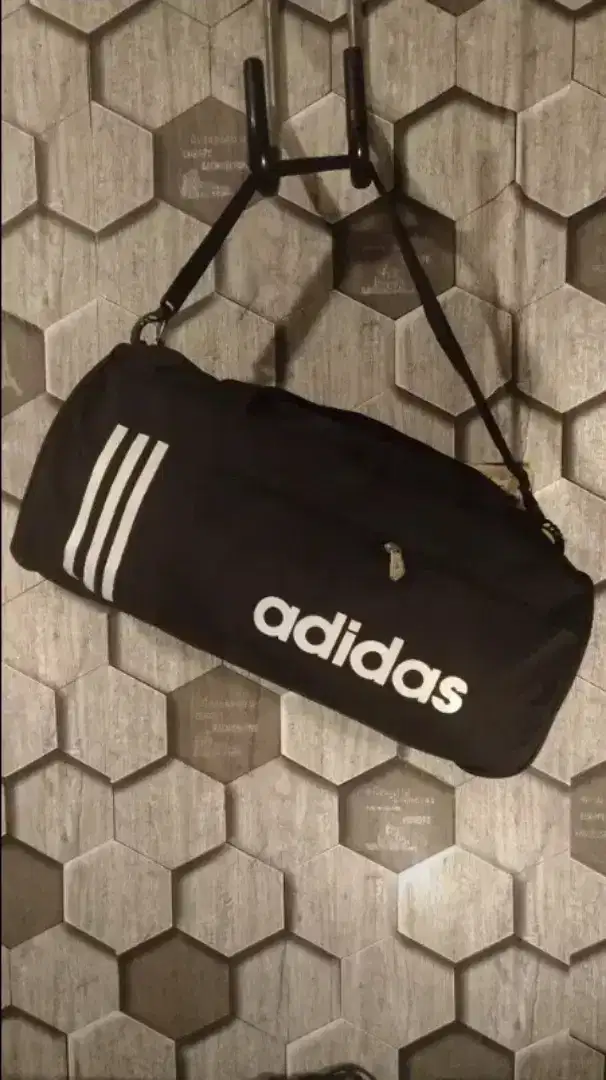 Tas addidas, barang sisa toko