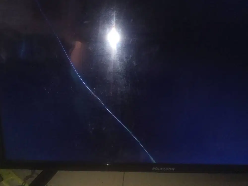 Tv led Polytron 32 inch layar retak.