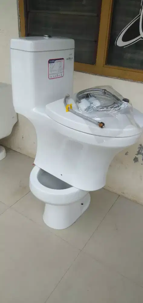 Jual closet toto cw 630 warna putih sudah lengkap dengan aksesories y