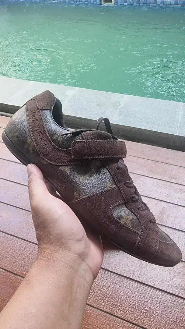 Sepatu lv kulit