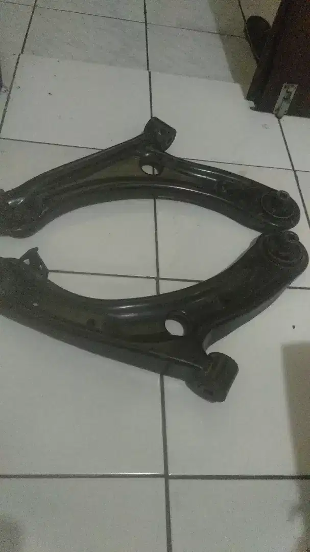 Lower arm bawah Mobilio