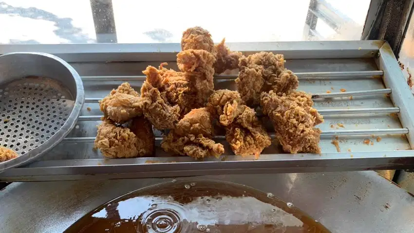 Lowongan KHUSUS WANITA. Jaga stand ayam crispy di Ngaliyan