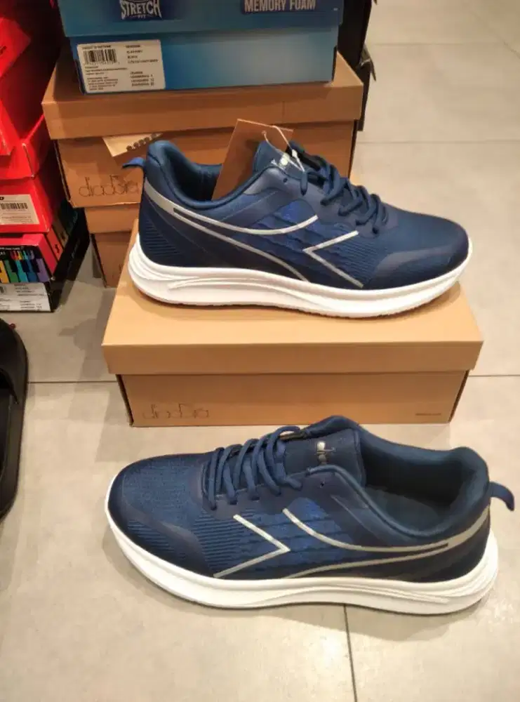 Ready stock sepatu running Diadora original warna navy