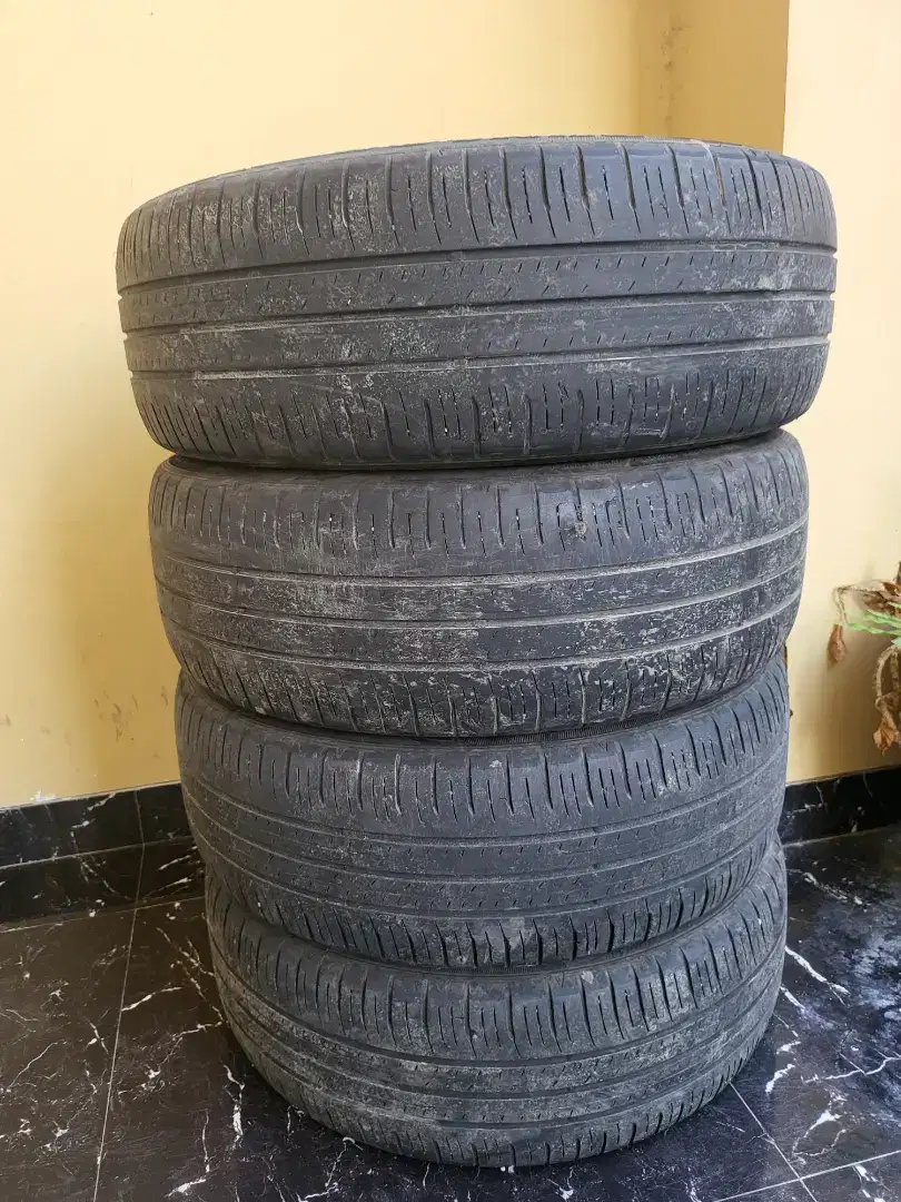 Ban Mobil Dunlop Enasave 205/55 R17
Tahun produksi 2021