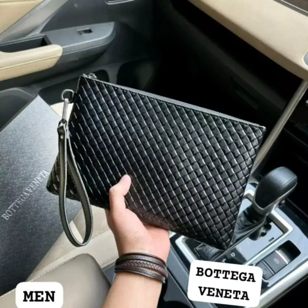 Clutch Bottega veneta black model simple mewah buat cowo keren