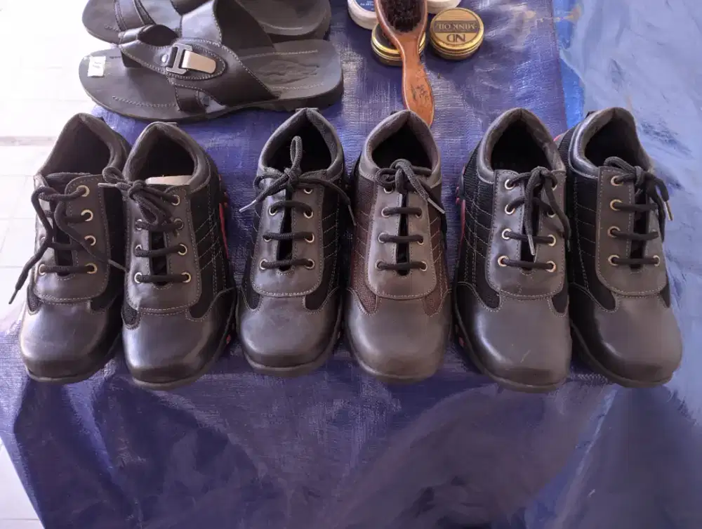 Sepatu harian ato olahraga untuk Anak anak.