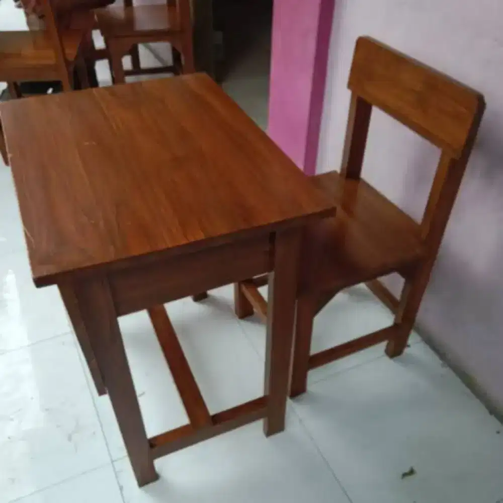Meja sekolah minimalis