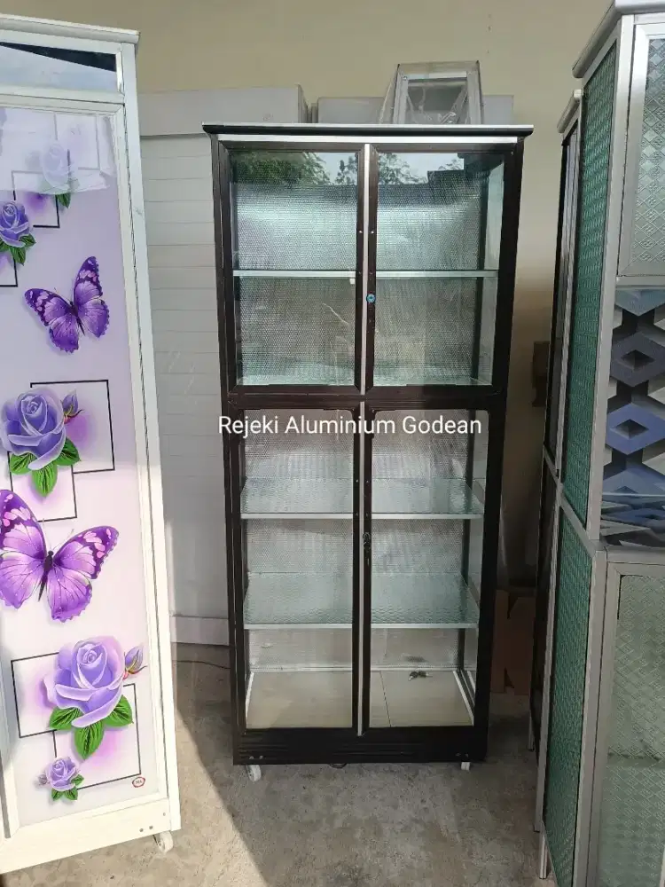 Lemari sap kaca bawah keramik Roda