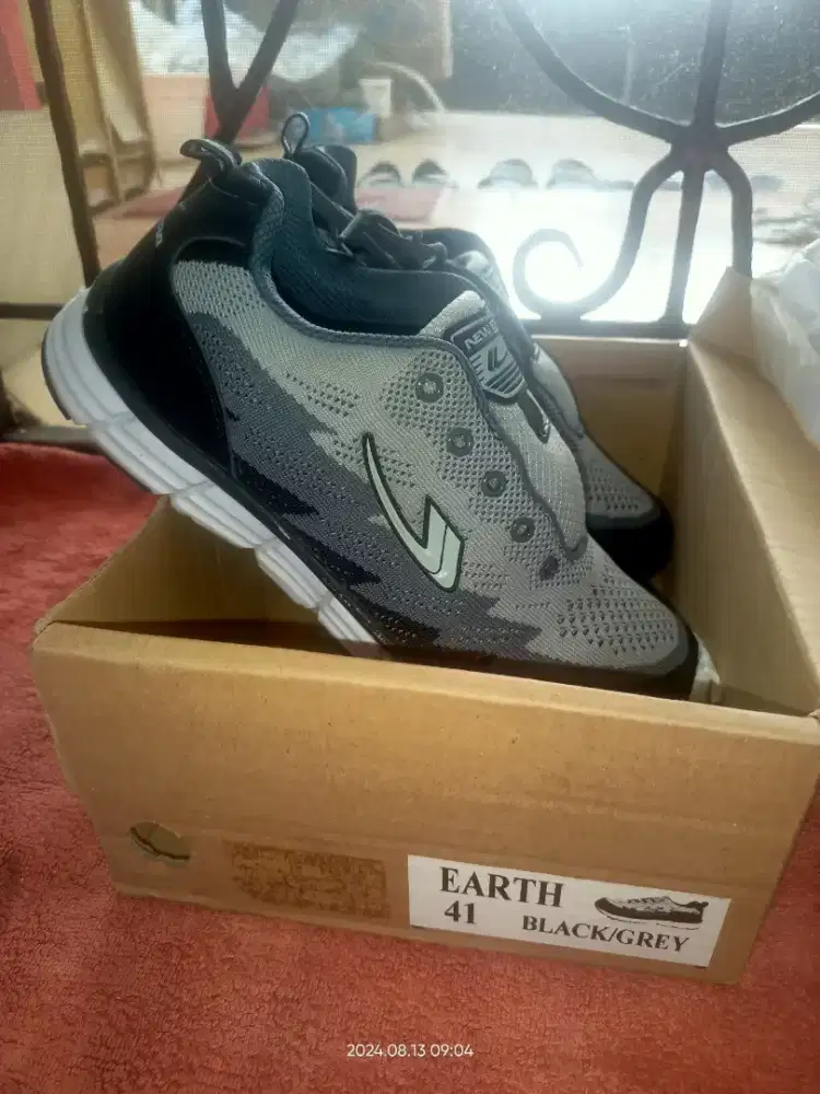 New Era EARTH black & white