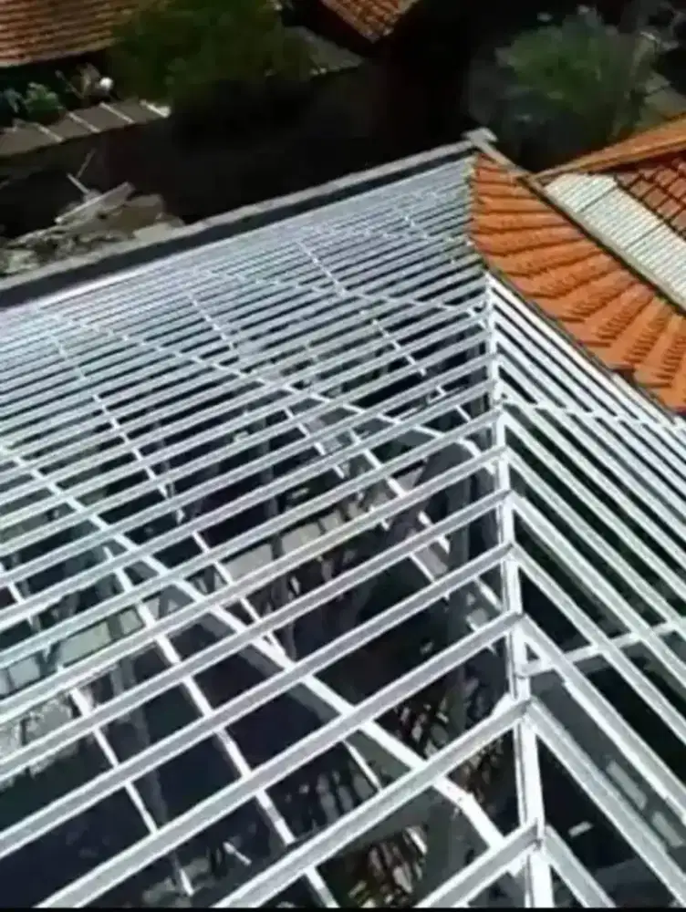 Ahli pemasangan rangka baja ringan
