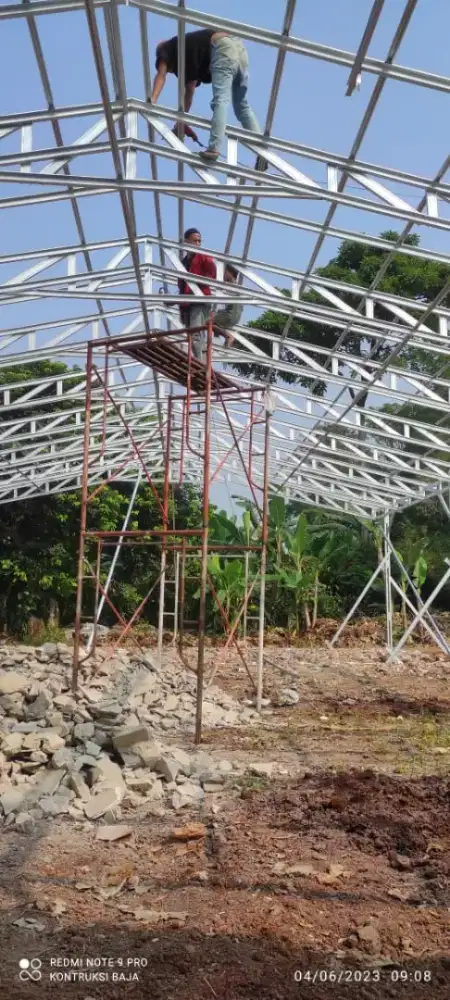 Tukang ahli pasang rangka baja