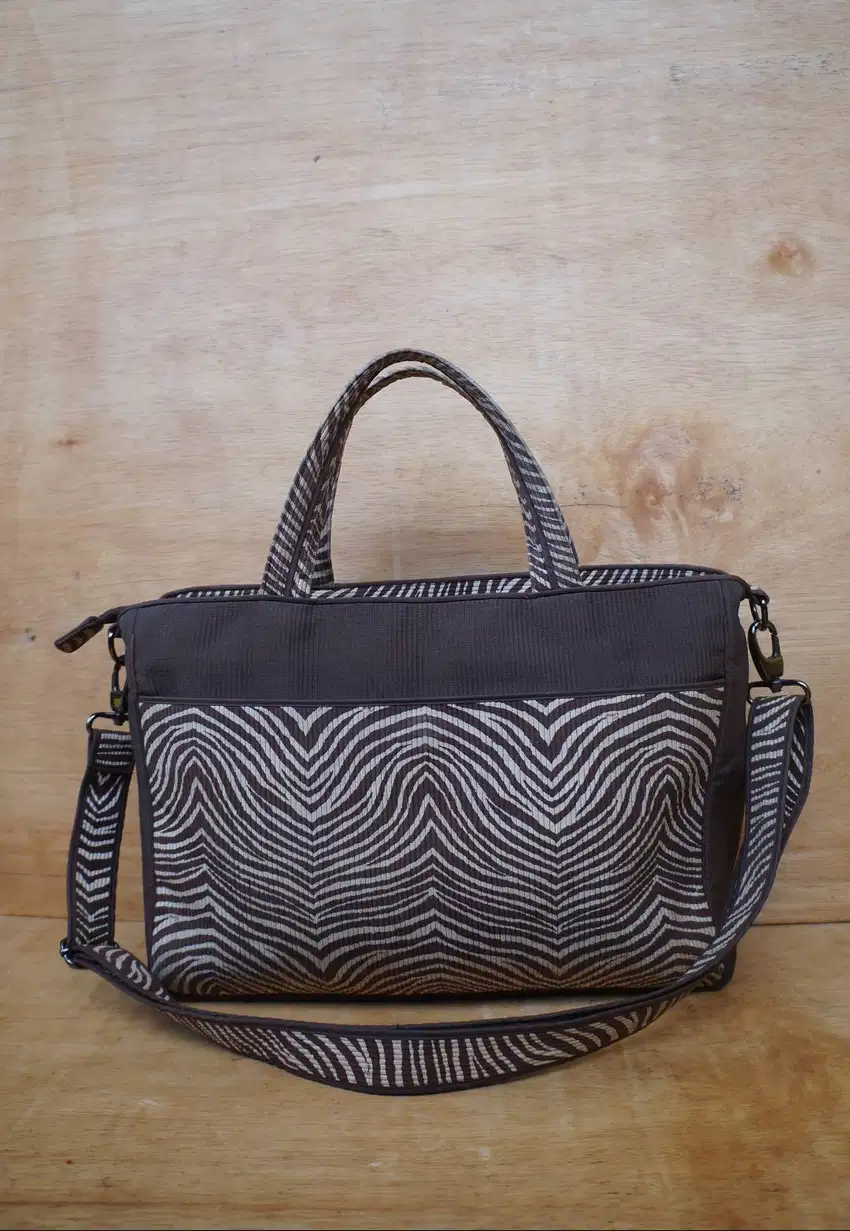 Tas Selempang Laptop Wanita Motif Zebra