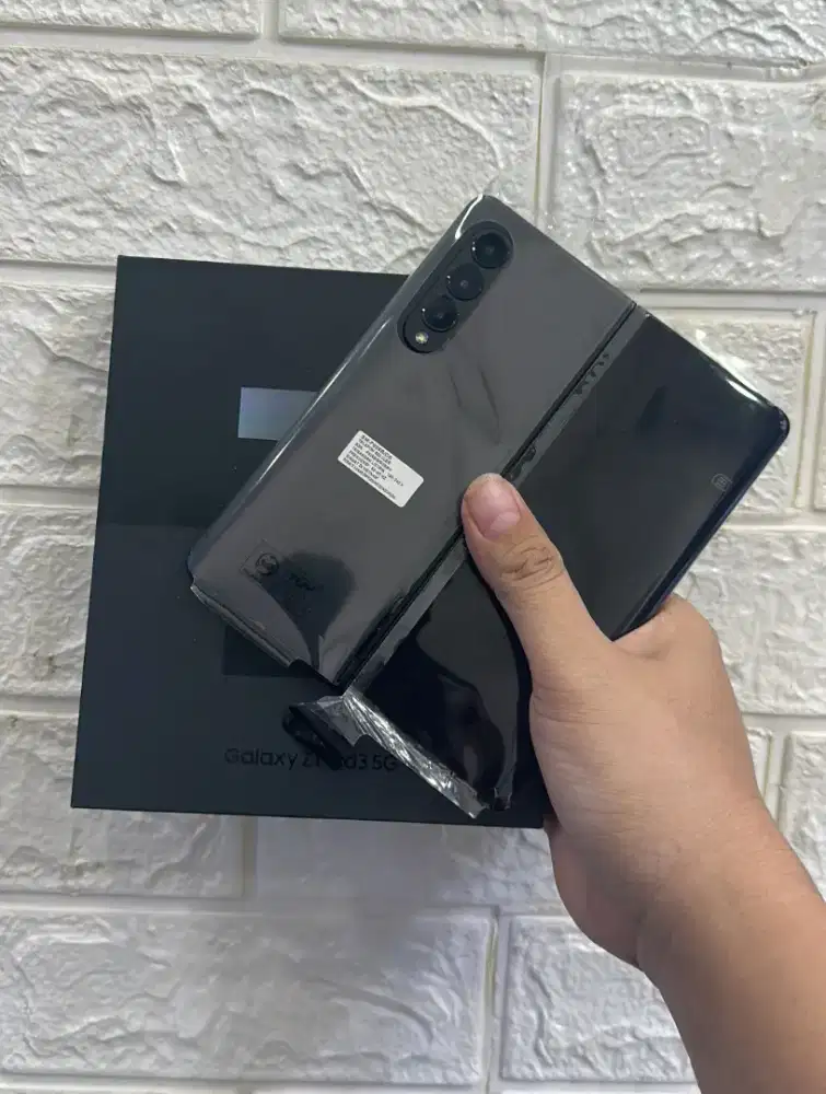 Samsung Z Fold 3 dan seri sebelumnya atau sesudahnya