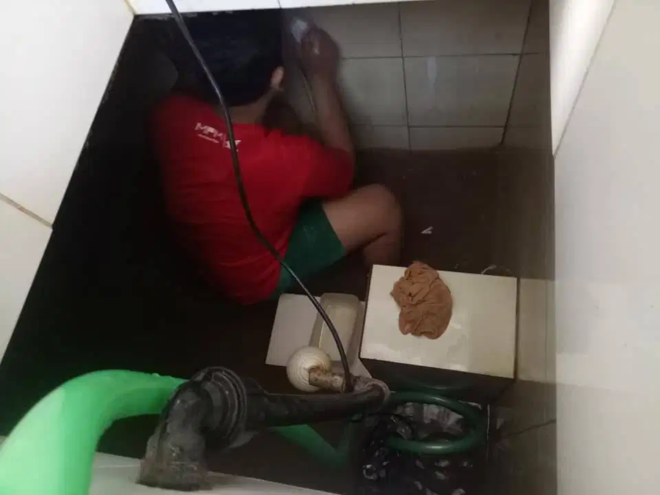 kuras tandon terdekat jasa cuci tandon atas / bawah surabaya sidoarjo