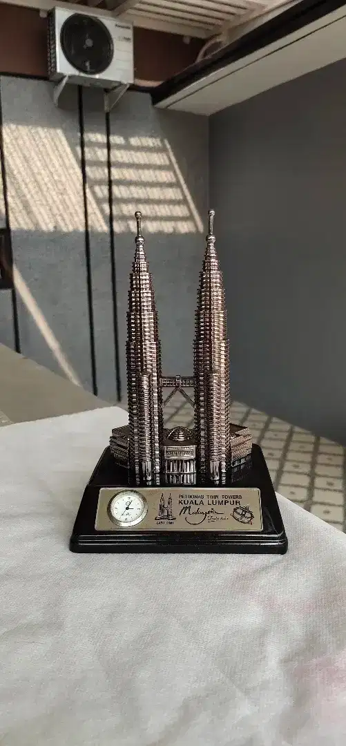 Miniatur Menara Kembar PETRONAS Kuala Lumpur Material Perunggu